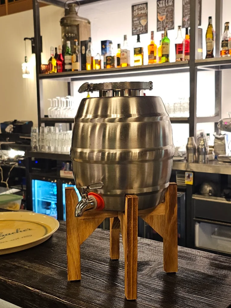 Spillatore a botte delle birre alla spina di The Cave