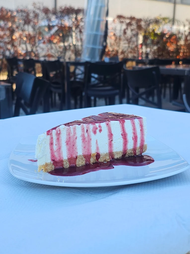 Cheesecake con frutti di bosco servita nel dehors