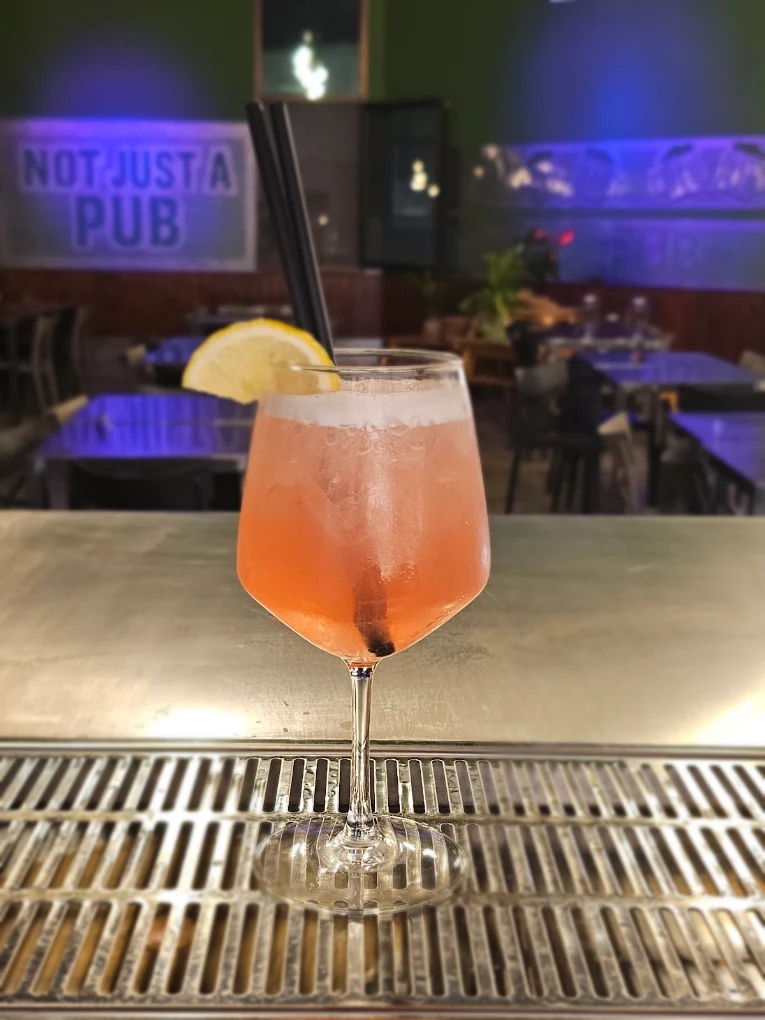 Cocktail e aperitivo al bancone di The Cave
