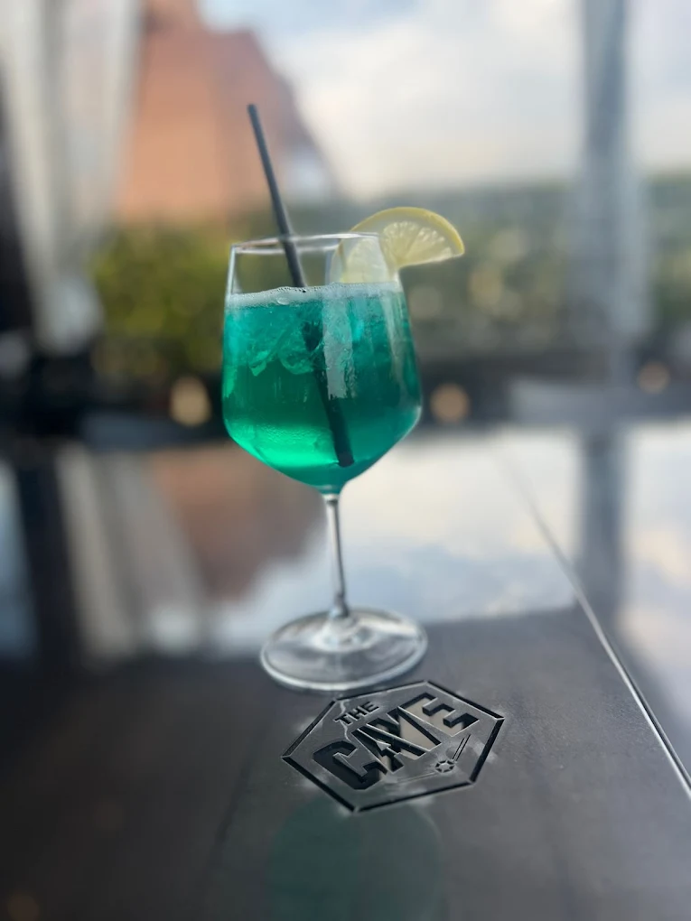 Cocktail servito sul coaster con logo The Cave