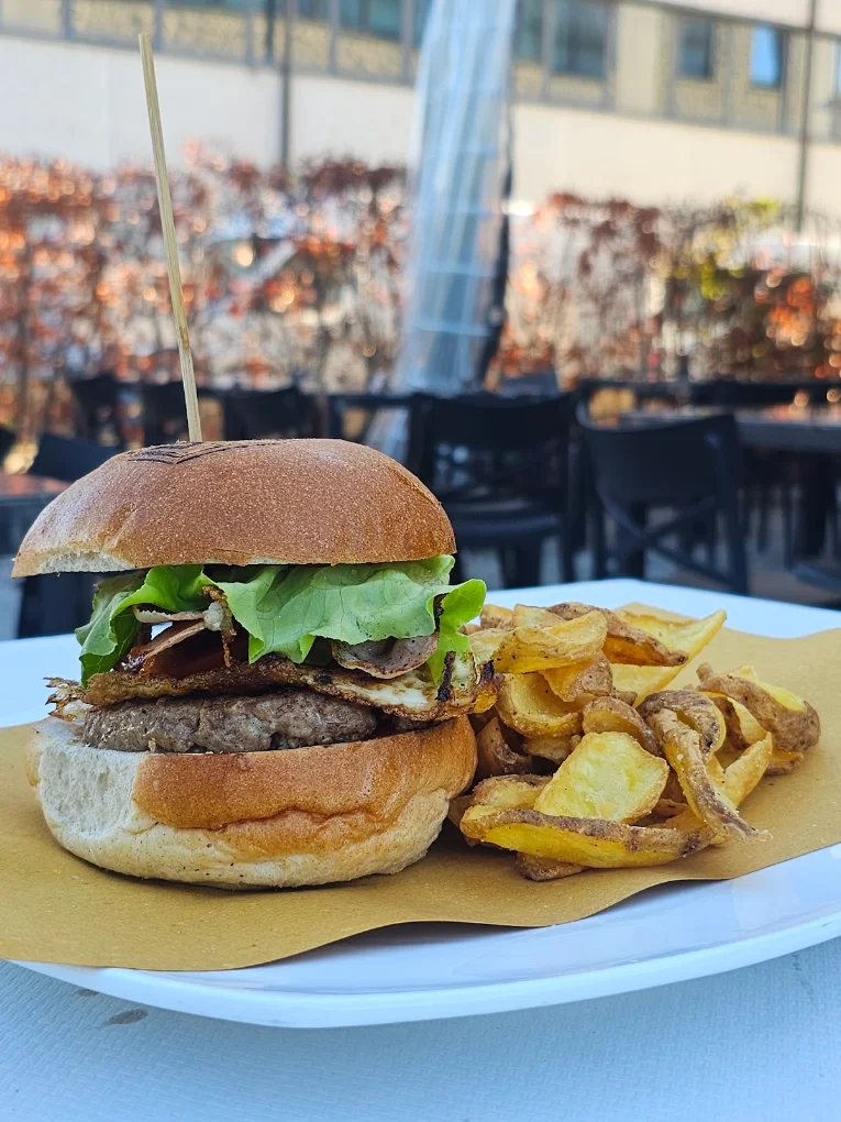 Onion Barbecue Burger con patatine fritte servito nel dehors