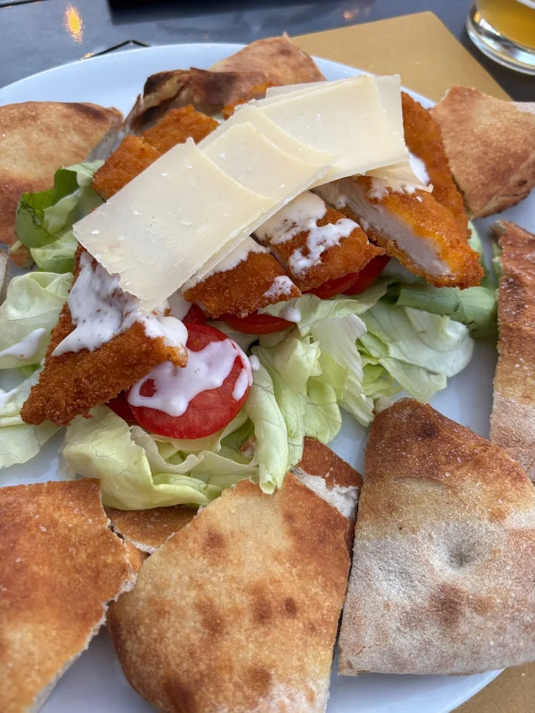 Caesar Salad con cotoletta di pollo, grana e salsa caesar