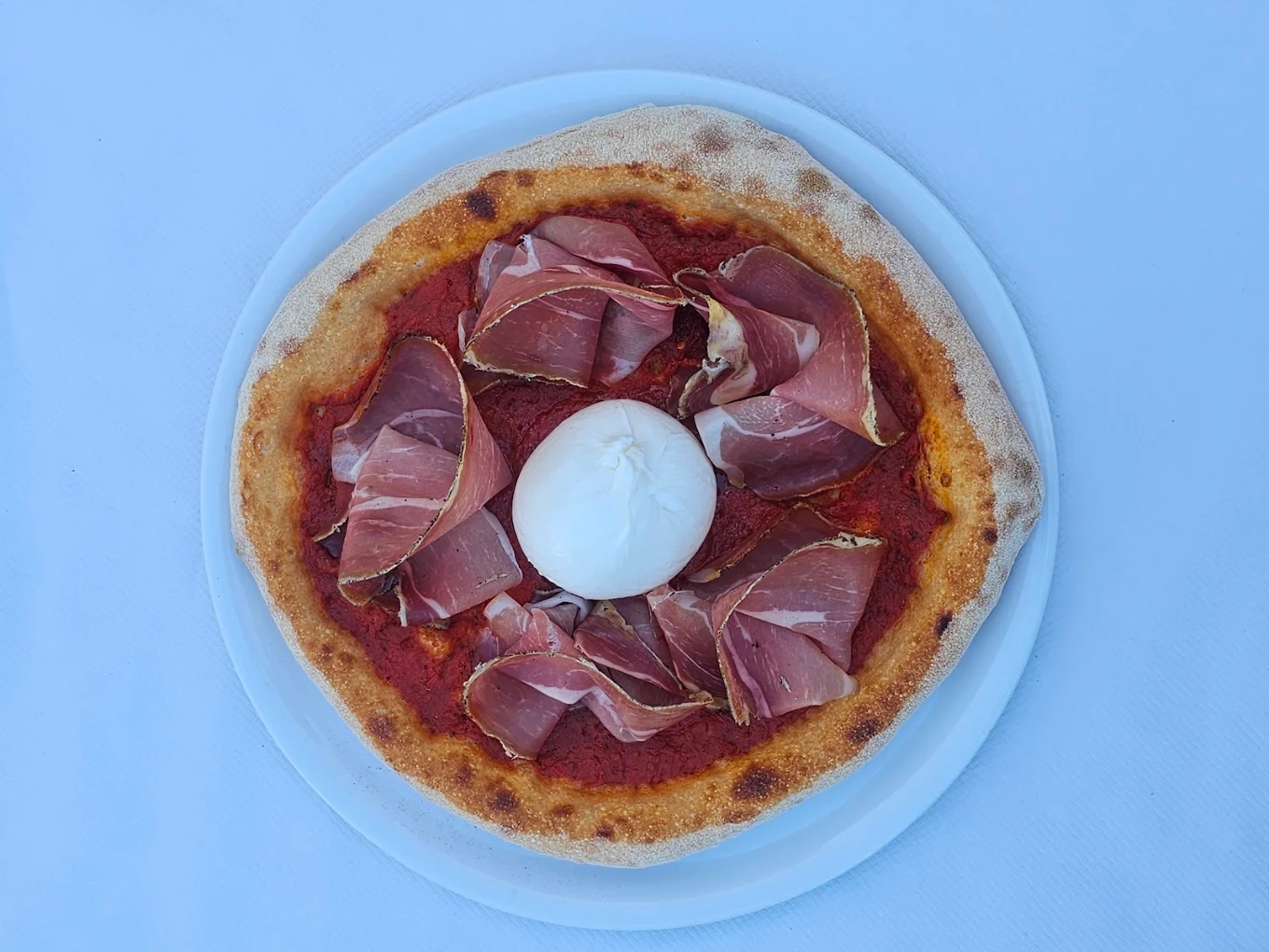 Pizza Amalfi con prosciutto crudo, mozzarella di bufala e pomodoro fresco