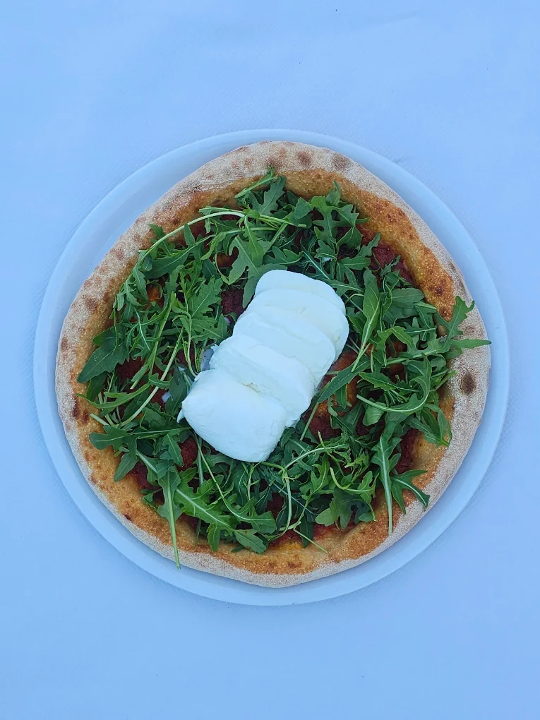 Pizza Fiorita con prosciutto crudo, stracchino e rucola