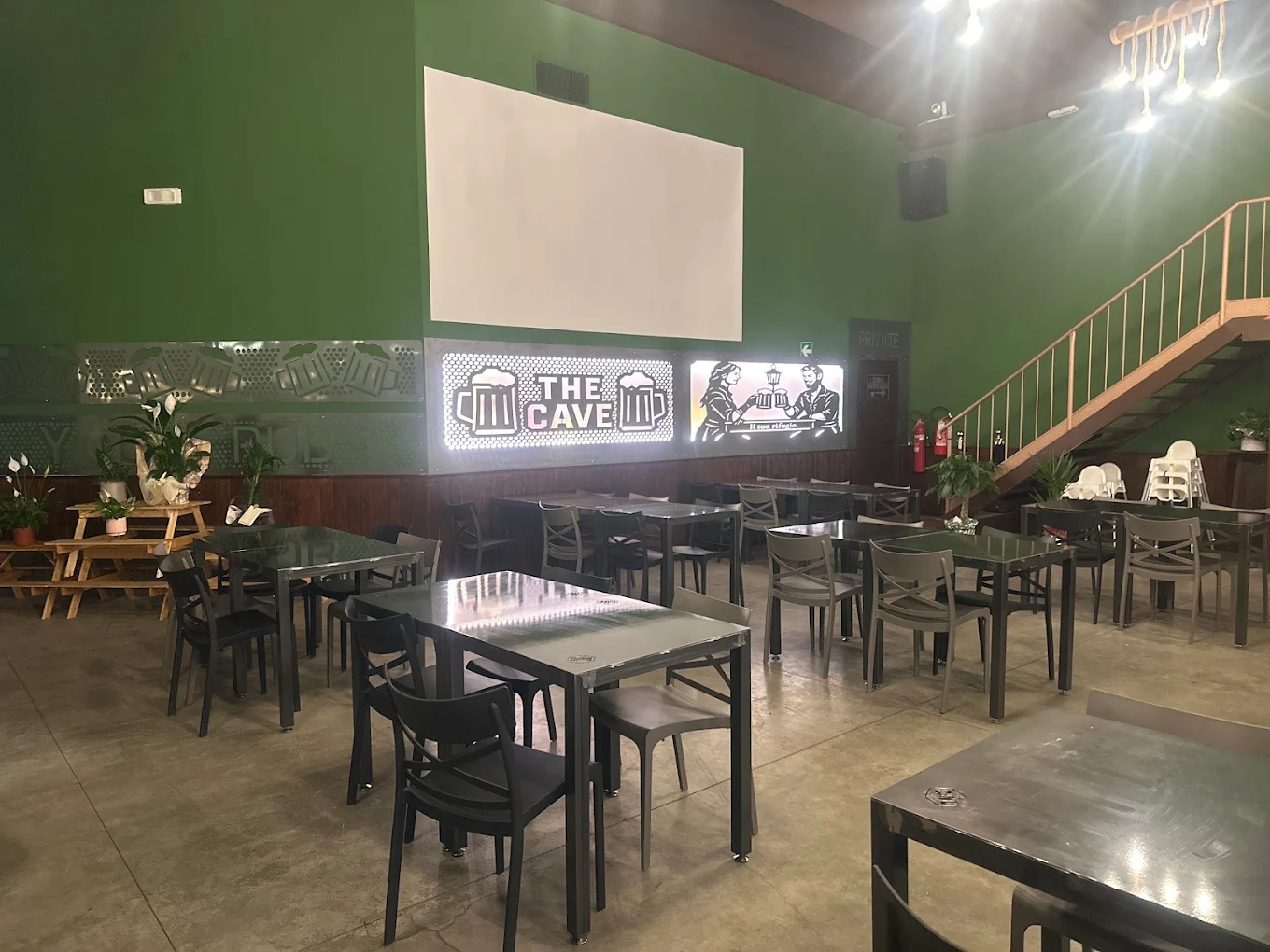 La sala interna di The Cave con le pareti verdi in stile celtico