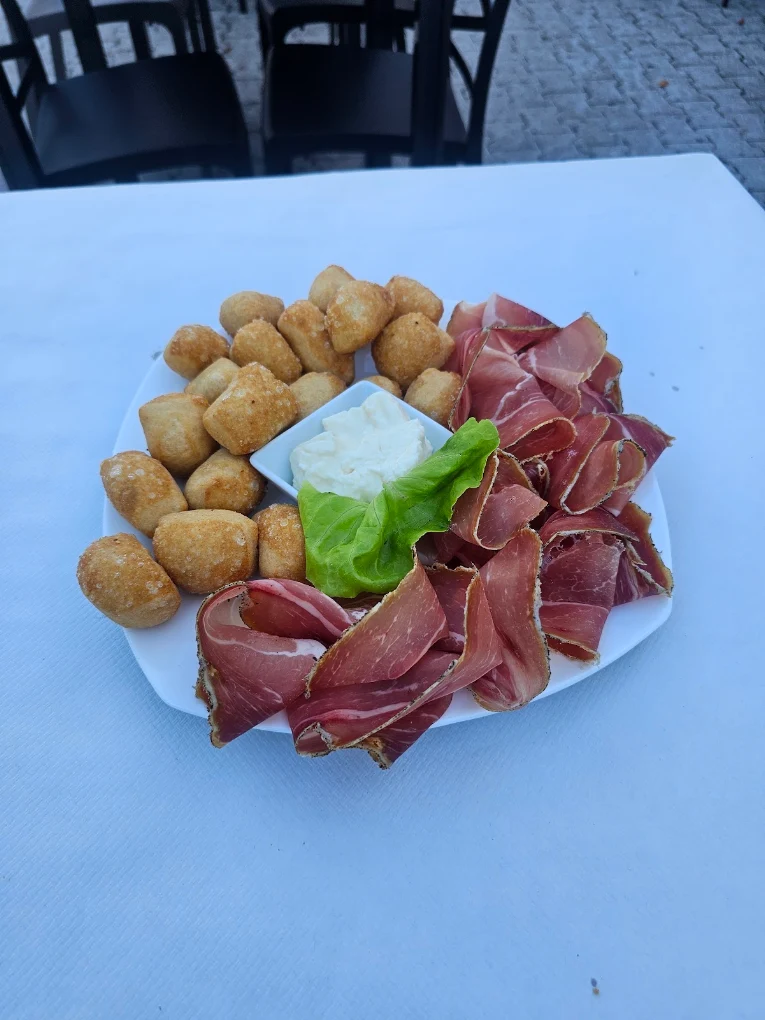 Coccoli con prosciutto crudo e stracchino