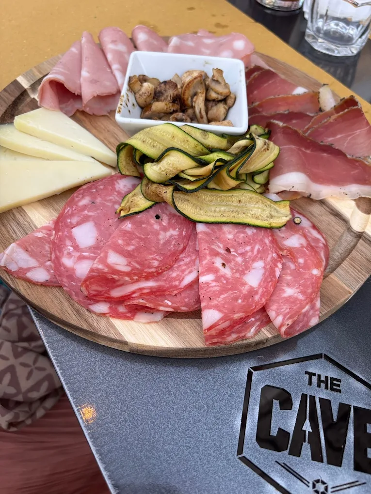 Tagliere di salumi e formaggi di The Cave